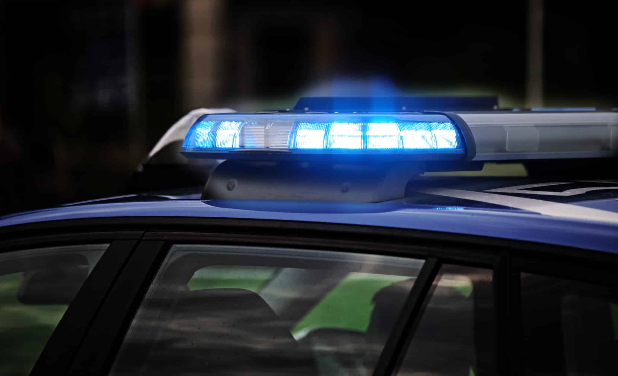 Un uomo ha riprodotto la sirena della polizia dallo smartphone collegato all’auto per superare il traffico, ma i carabinieri lo hanno fermato.