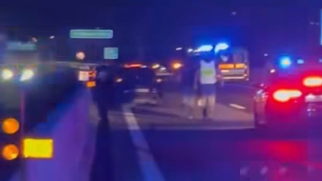 La giovane di Travagliato è stata investita da un’auto dopo essere scesa dal veicolo coinvolto in un tamponamento. Ferite altre tre persone.