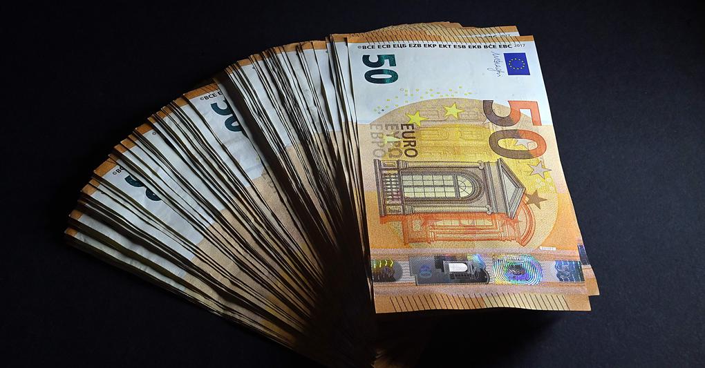 Un professionista stimato, improvvisamente in pensione, è accusato di aver sottratto 20 milioni con falsi investimenti. Da mesi è irreperibile, forse all’estero con la compagna.