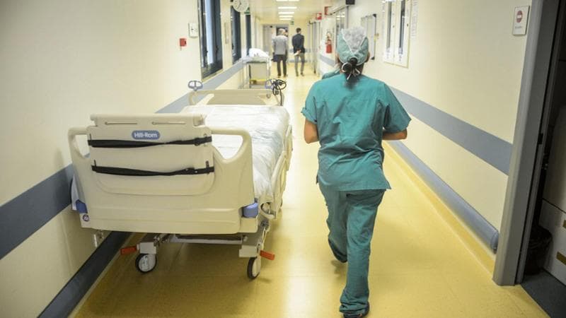 Affidato alle “cure” di Hamer, il giovane Francesco non ricevette terapie adeguate. I genitori accusati di omicidio con dolo eventuale: processo a ottobre.