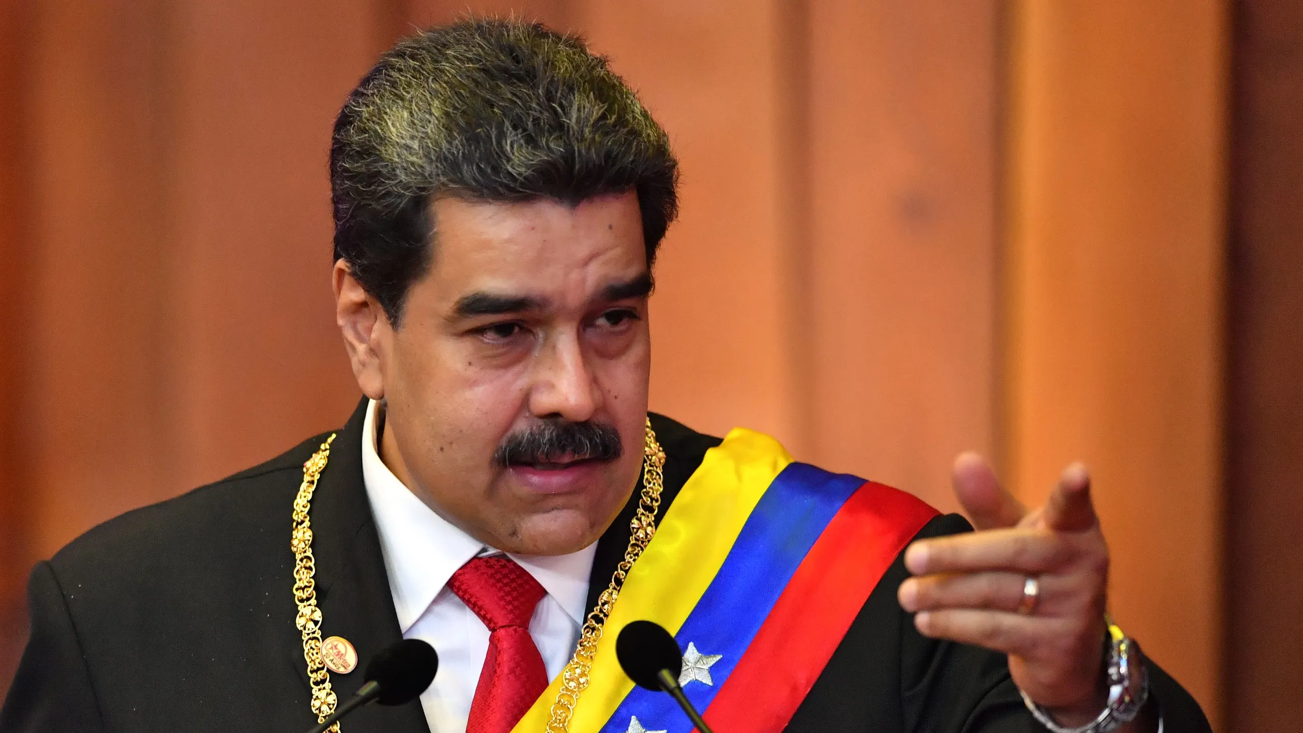 Dal 1° ottobre in Venezuela sarà già Natale: Nicolás Maduro ha firmato il decreto che trasforma due mesi in festa, tra propaganda politica e tensioni internazionali.