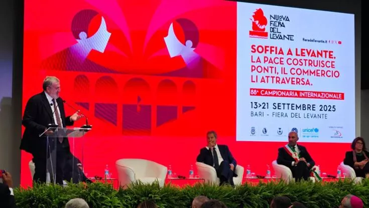 Applausi e parole di commiato per il governatore uscente: “La Puglia non più periferia, ma centro di innovazione. Continuerò a difenderla anche da semplice cittadino”.