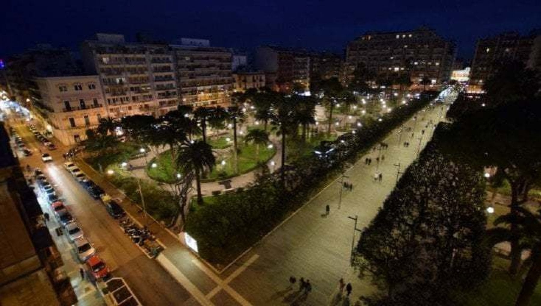 Nonostante presidi e controlli, Piazza Umberto resta simbolo del degrado cittadino. Intanto emergono nuovi sviluppi sulla maxi rissa tra egiziani, maghrebini e bengalesi.