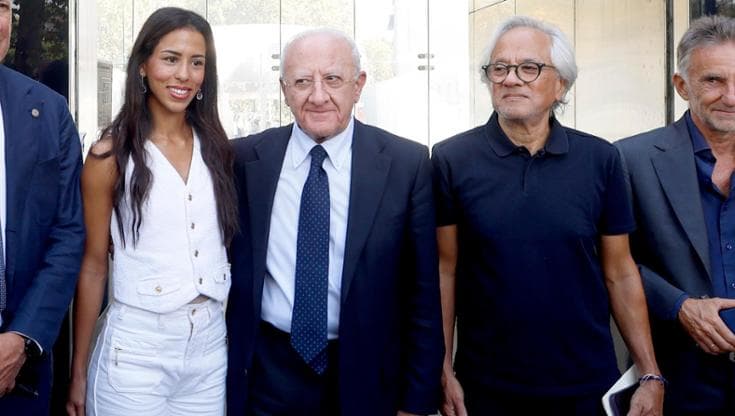 Alla cerimonia per l’apertura della stazione Monte Sant’Angelo il governatore campano inciampa in un lapsus che ha gelato i presenti, poi la battuta per stemperare.