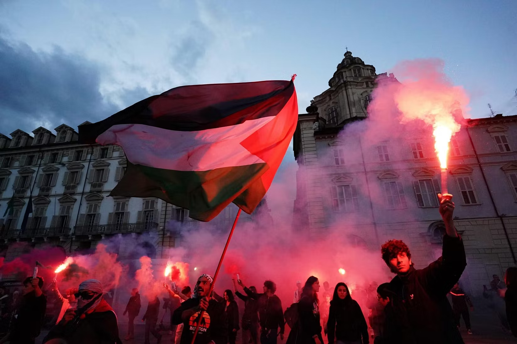 Corteo pro Palestina a Torino degenera in scontri con la polizia: lanci di sassi, bottiglie e fumogeni. Gruppi di manifestanti tentano l’assalto all’aeroporto di Caselle.