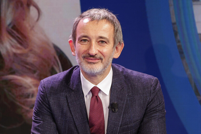 Il governo prepara misure per casa, tasse e salari a sostegno del ceto medio, mentre il condirettore di Libero critica la sinistra accusandola di occuparsi solo di ideologia.