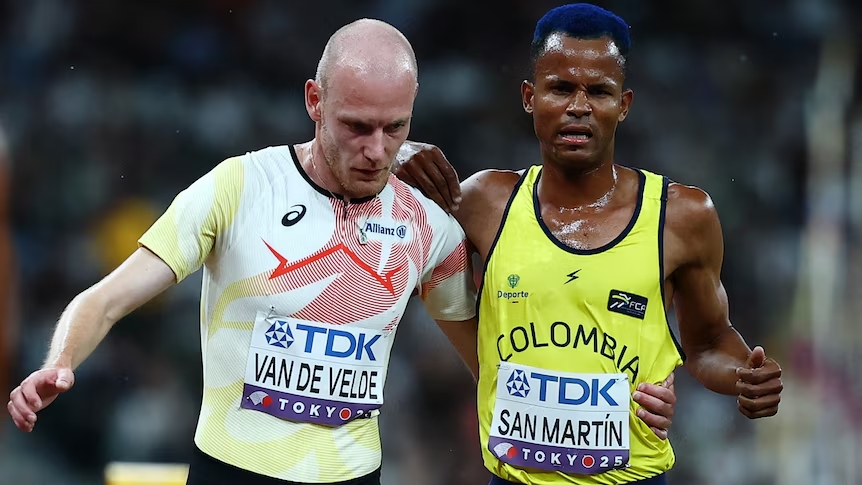Il belga Tim Van de Velde rinuncia alla gara dei 3000 siepi per sostenere il colombiano Carlos San Martin: gesto applauditissimo che commuove i tifosi.