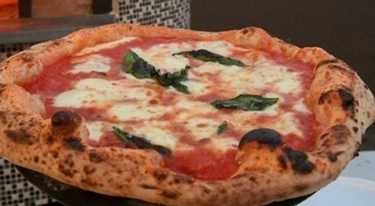 Doveva essere una serata di festa, ma una donna di 53 anni è morta soffocata da un boccone di pizza davanti alla Rocca Estense di San Felice.