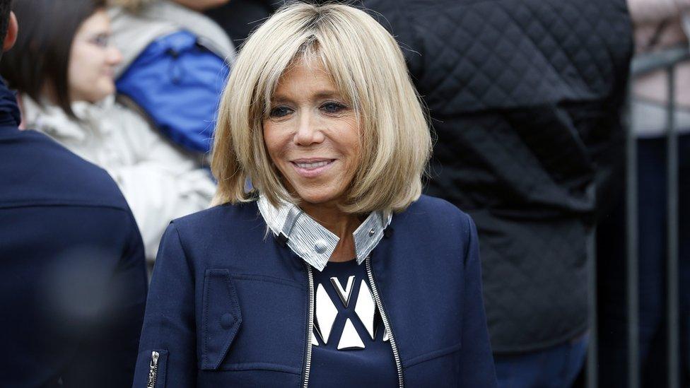La première dame francese pronta a fornire prove mediche e fotografiche per smentire le teorie complottiste diffuse dall’influencer americana di destra.