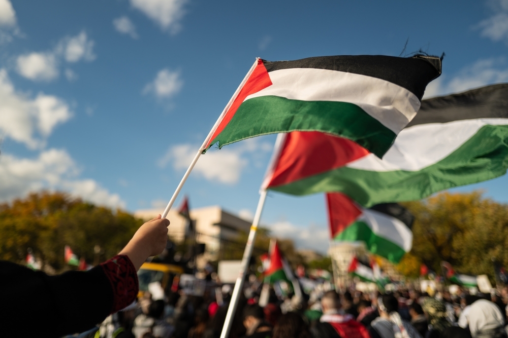 Mossa storica e senza precedenti: Londra, Canberra e Ottawa riconoscono formalmente la Palestina. Netanyahu accusa di tradimento, Abu Mazen parla di passo storico verso la pace.