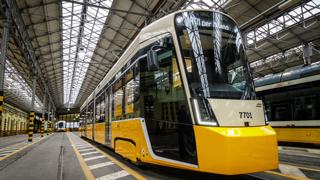 Milano, le porte si chiudono, il tram riparte: 29enne rimane incastrata e viene trascinata per metri sull’asfalto