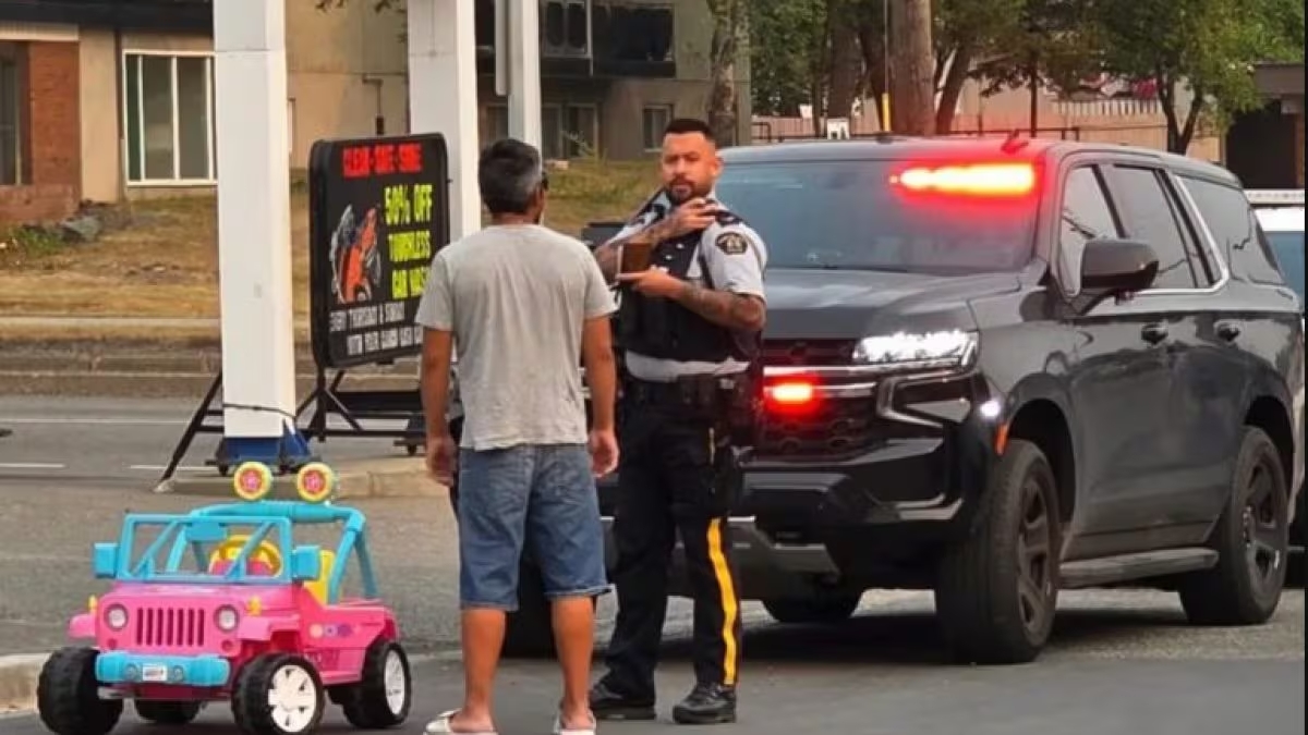 Fermato in pieno traffico su una Jeep giocattolo rosa, Kasper Lincoln è risultato ubriaco e con la patente già sospesa. L’incredulità degli automobilisti.