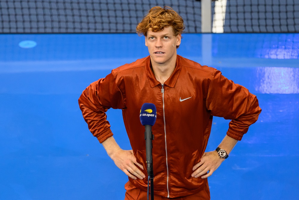 Carlos Alcaraz trionfa agli US Open e supera Jannik Sinner nel ranking ATP. Lo spagnolo è nuovo leader mondiale, ma per l’altoatesino la rincorsa si annuncia complicata.