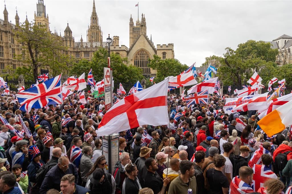 Londra, maxi-protesta anti-migranti: Vannacci esulta, “Così parte la rivoluzione”