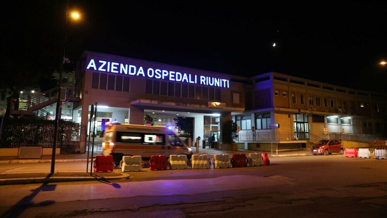 Violento scontro tra una moto e un’auto all’incrocio tra via Lucera e viale Candelaro: morto un ragazzo di 22 anni, ferita la ragazza che viaggiava con lui.
