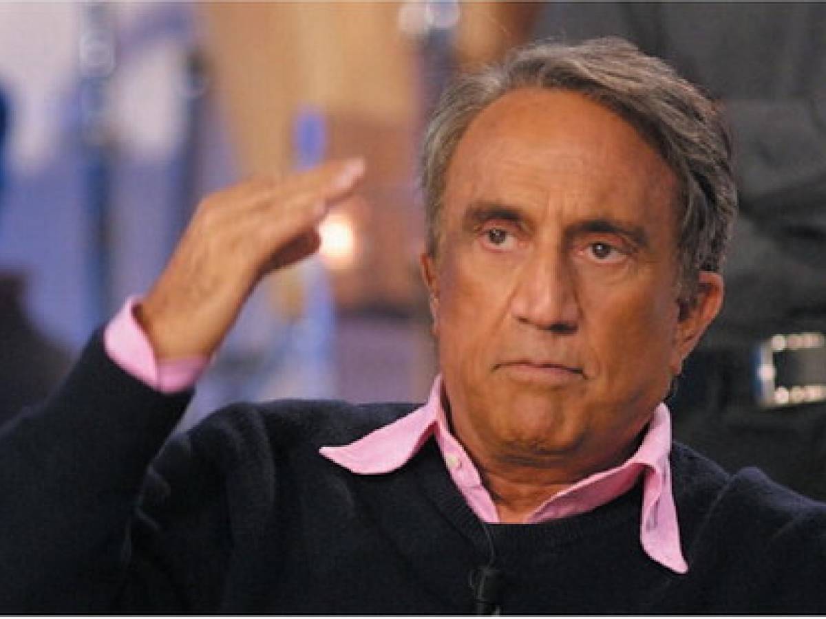 Si è spento a Milano Emilio Fede, giornalista e storico direttore del Tg4. A 94 anni lascia un segno indelebile nella televisione italiana.