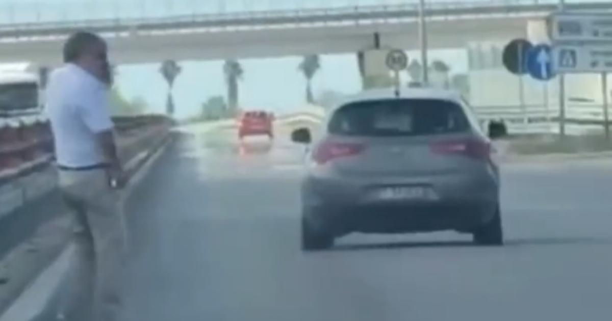 Un commando armato ha affiancato un’auto tra Foggia e Cerignola: rapinatori in fuga con la Mercedes, la scena ripresa in un video diffuso online.