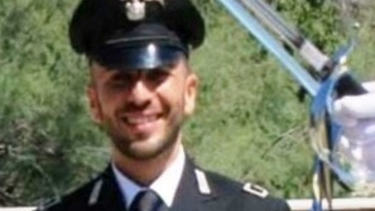 Il carabiniere Domenico Caradonna, 46 anni, originario di Bari e in servizio a Pesaro, è morto per un malore improvviso mentre prestava servizio di sicurezza.