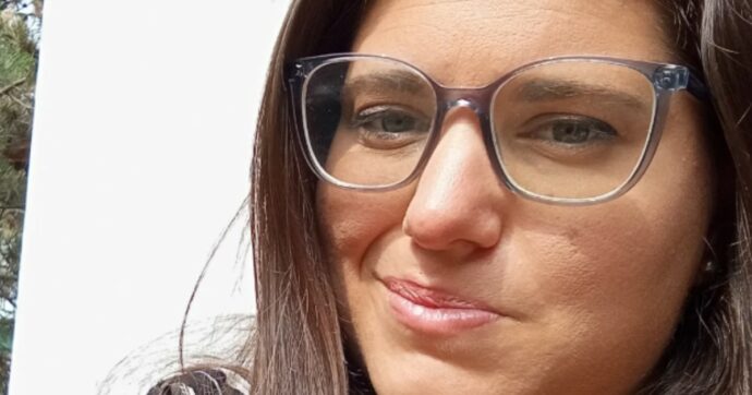 Una serata d’estate si trasforma in incubo per la scrittrice Cecilia Galatolo: tra pronto soccorso e incredulità, l’insetto verrà rimosso solo giorni dopo nelle Marche.