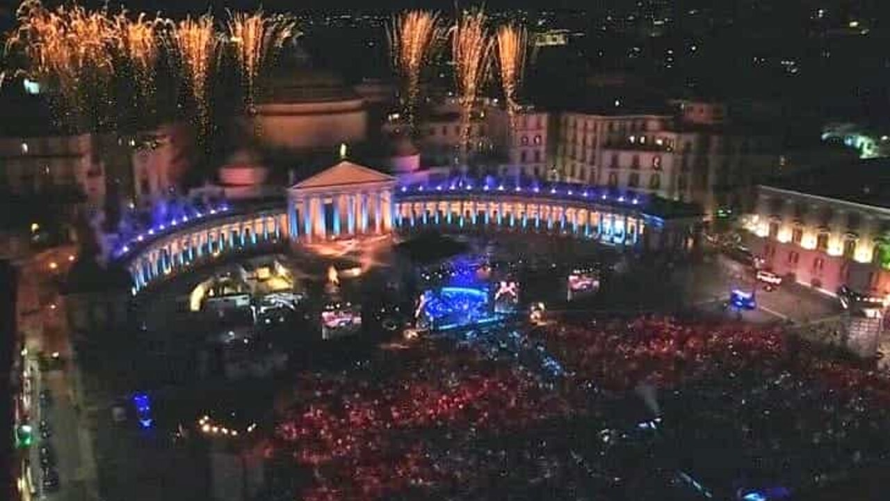 Durante il concerto in piazza del Plebiscito, Gigi D’Alessio ha lanciato un appello per la pace e contro la ricostruzione speculativa della Striscia di Gaza.