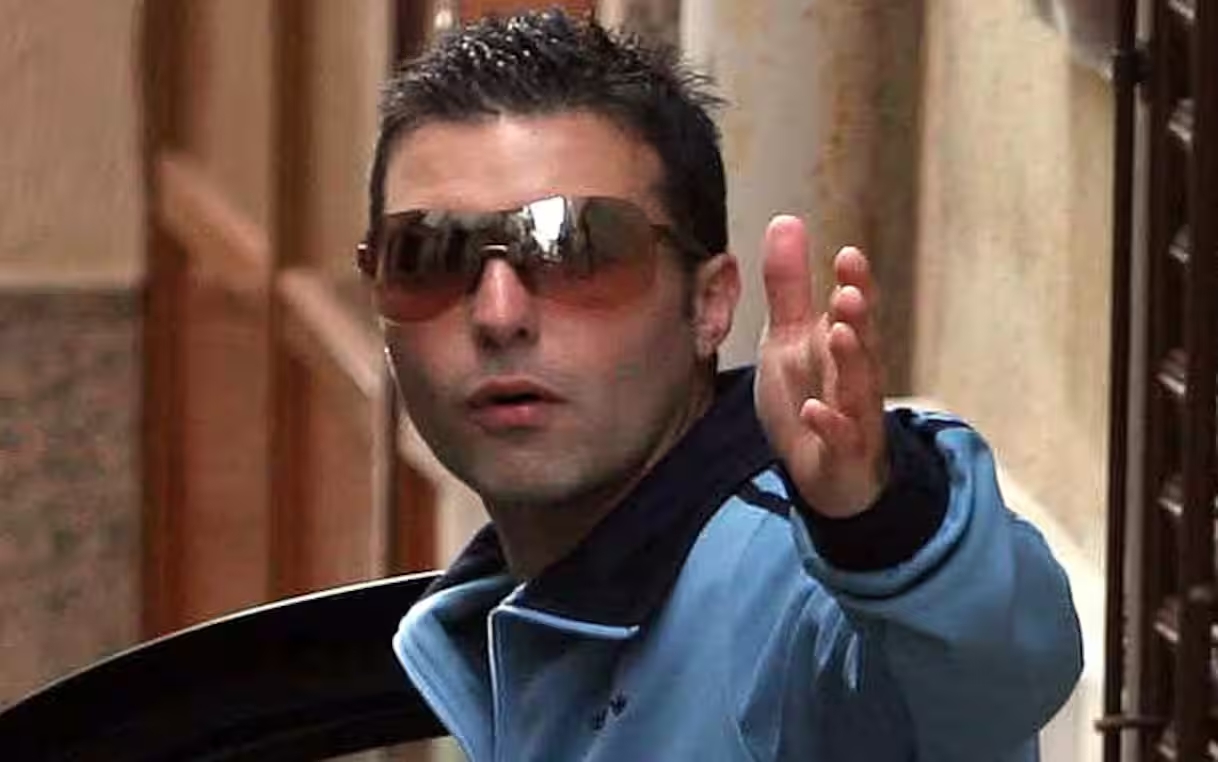 Giuseppe Salvatore Riina, figlio di Totò, torna a far discutere: in un podcast nega le stragi e riabilita la figura del capo di Cosa nostra.