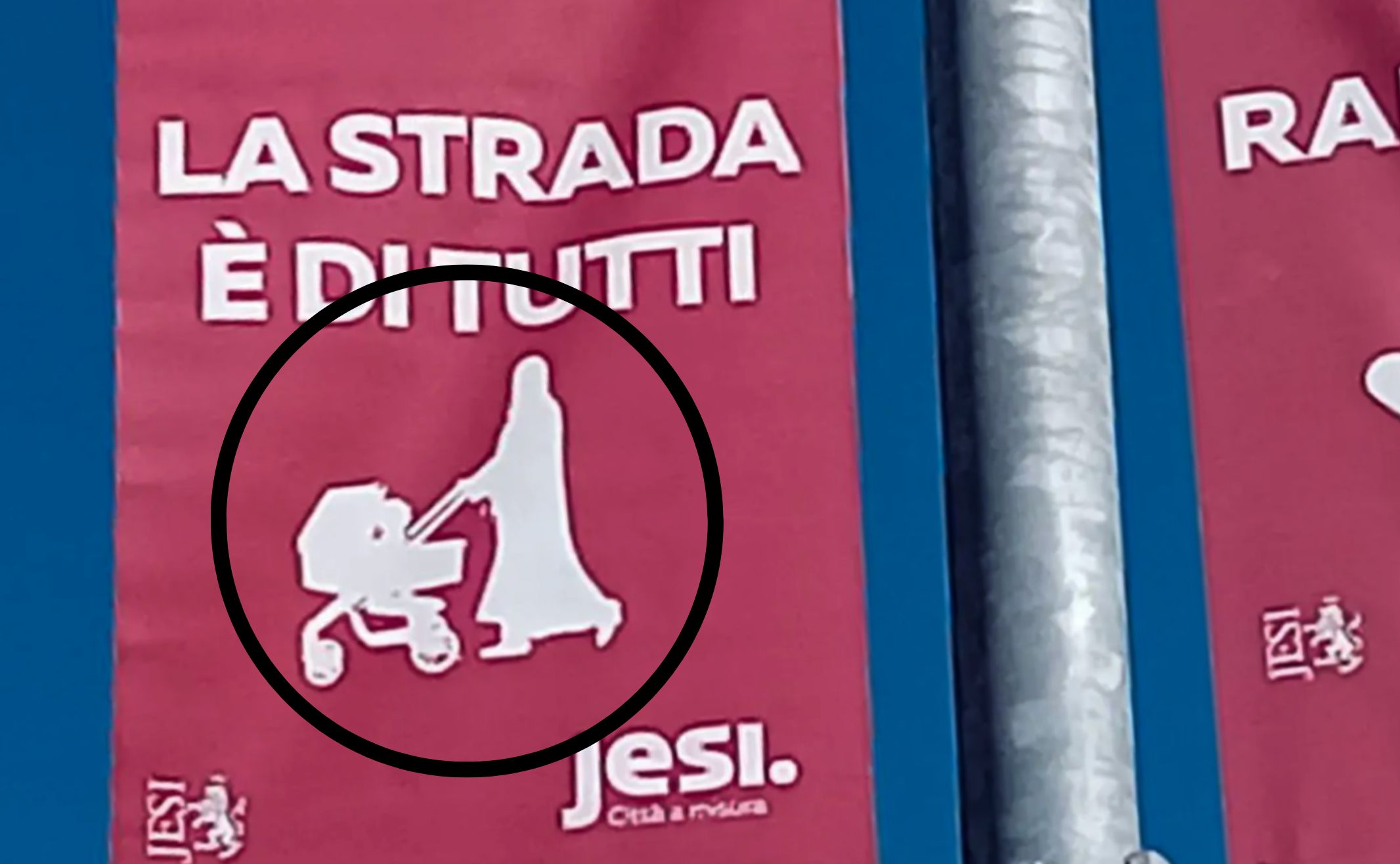 Fratelli d’Italia e Lega contro la campagna del Comune: la sagoma sembra un burqa. L’assessora Melappioni replica: “È una mamma col passeggino, polemica strumentale”.