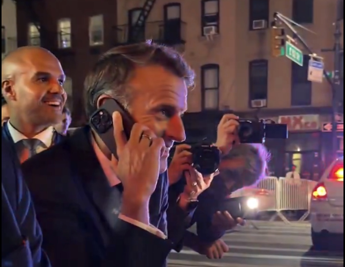 Il presidente francese fermato a Manhattan per il passaggio della scorta di Trump. Macron scherza al telefono: “Liberami la via”. L’episodio fa il giro dei social.