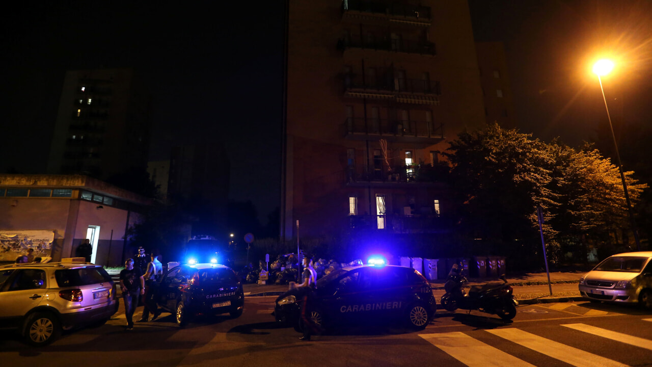 Un gesto disperato ha trasformato una tranquilla serata in tragedia: un uomo cade dal quarto piano e una donna di 83 anni muore sul colpo.