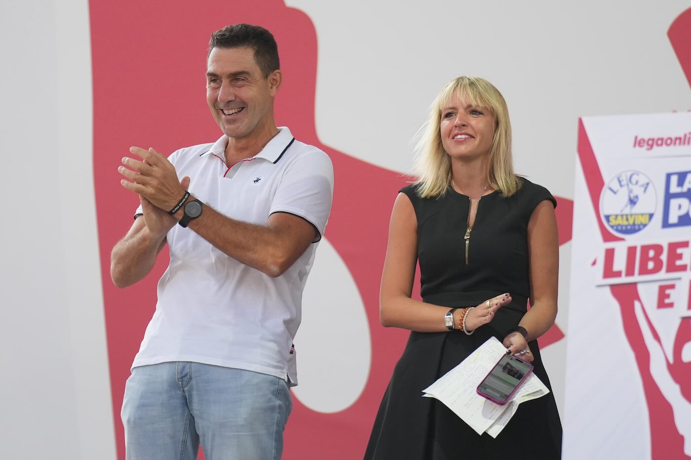 Dal palco di Pontida, il generale Roberto Vannacci torna ad attaccare gli immigrati, parlando di “porti aperti” e di stranieri che rubano e impongono la loro cultura.