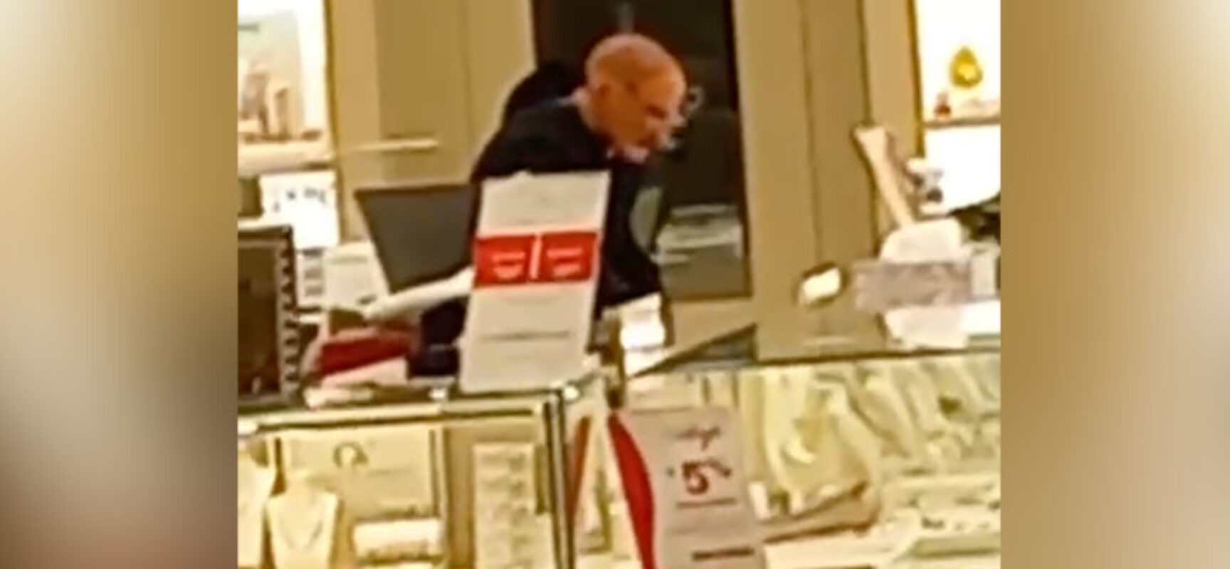 Un rapinatore armato di kalashnikov ha seminato il panico al centro commerciale di Molfetta. L’intervento del carabiniere in pensione Carlo Piazzolla ha evitato la strage.