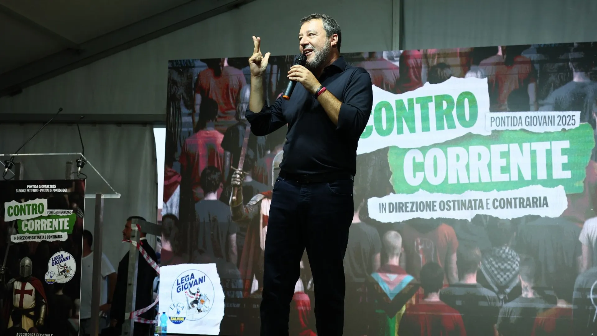 Dal palco di Pontida Matteo Salvini lancia la mozione contro la guerra, ricorda Umberto Bossi e attacca i leader europei: “Non siamo in guerra contro nessuno”.