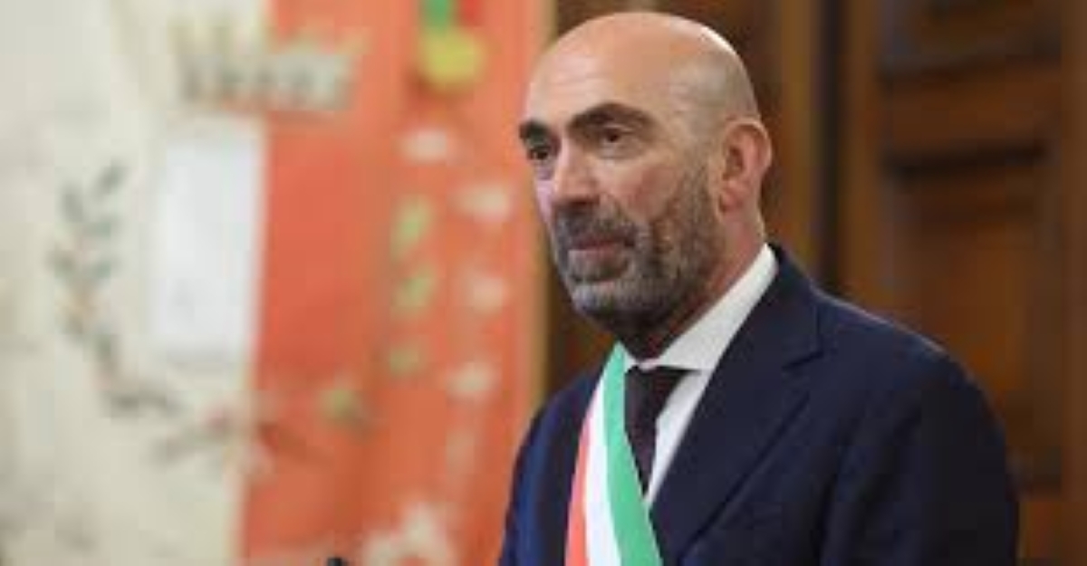 Droga, violenza e degrado in pieno centro: il sindaco Leccese chiede più forze dell’ordine ma propone anche nuove soluzioni per ridare vita alle piazze.