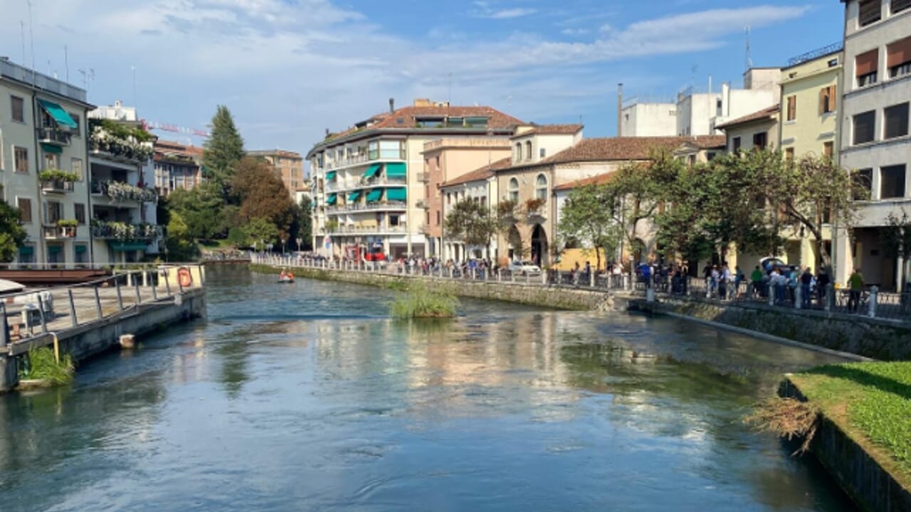 Si tuffa per recuperare un pallone, ma il fiume lo travolge: muore 22enne