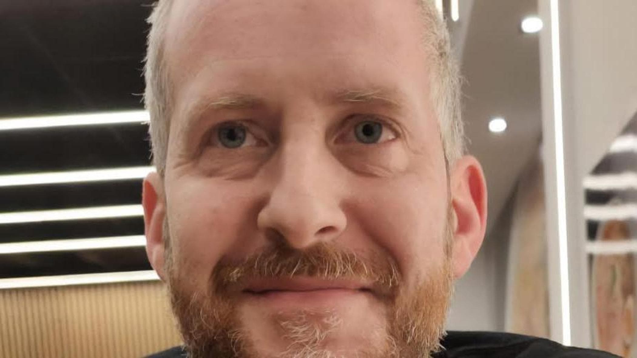 Eugenio Baldassarre, 44 anni, ha sposato la compagna Elisa Brogna nel reparto di Oncologia di Reggio Emilia pochi giorni prima di morire per una malattia incurabile.