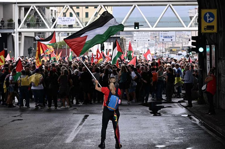 Proteste, cortei e occupazioni scuotono l’Italia dopo l’attacco israeliano alla Flotilla. Lo sciopero generale del 3 ottobre divide sindacati, governo e Commissione di Garanzia.