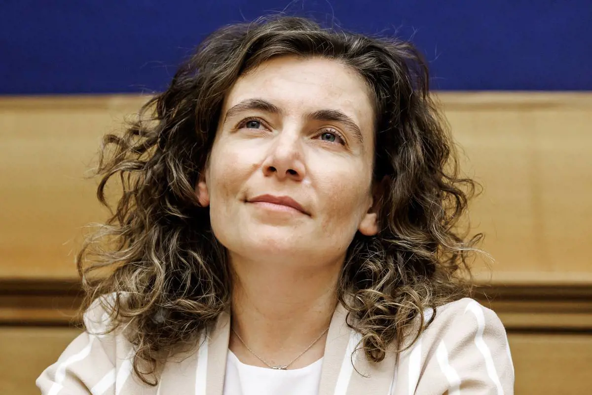 Bufera sul discorso della deputata pentastellata contro Valditara: la gaffe linguistica scatena ironie e polemiche. “Ora il M5S riscrive anche l’italiano”.