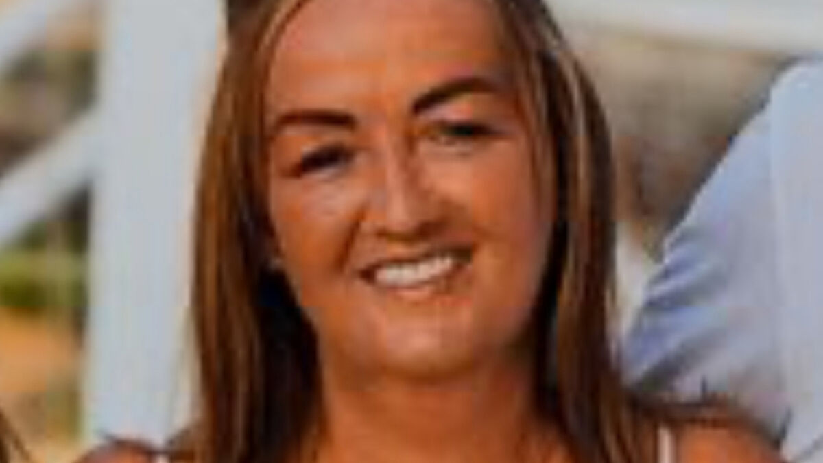Ann-Marie O’Gorman, 37 anni, è morta folgorata mentre usava l’iPhone in carica durante il bagno. Il marito denuncia: “Servono avvertenze chiare sui rischi mortali”.