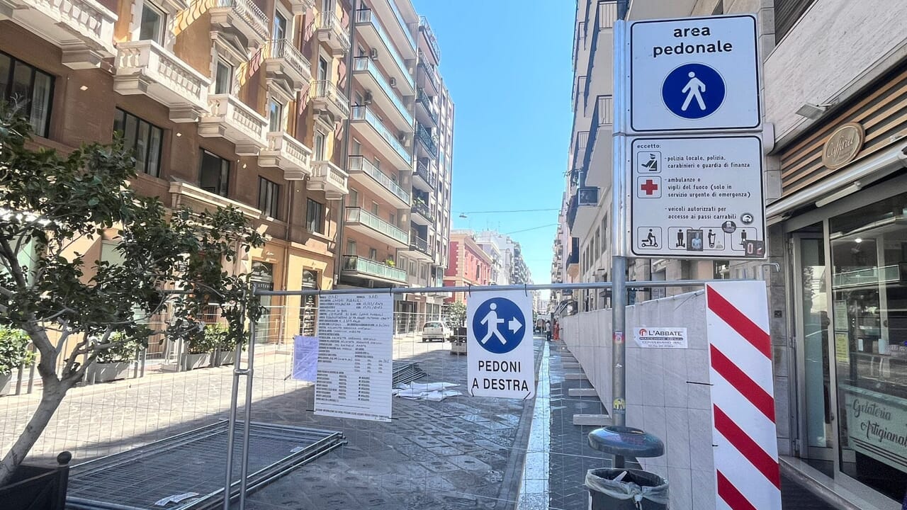 Bari, via Argiro in ritardo: i cantieri rischiano di rovinare il Natale dello shopping, commercianti furiosi