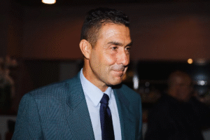 L’europarlamentare Roberto Vannacci presenta sui social un presepe portatile dentro uno zaino militare e critica le decisioni di chi rimuove simboli natalizi da Genova e dalle scuole.