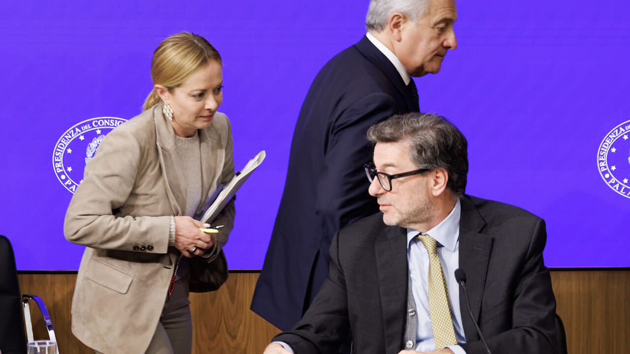 Il ministro Giancarlo Giorgetti annuncia un aumento minimo di 20 euro per le pensioni più basse. Intanto dal 2027 salirà di un mese l’età pensionabile.
