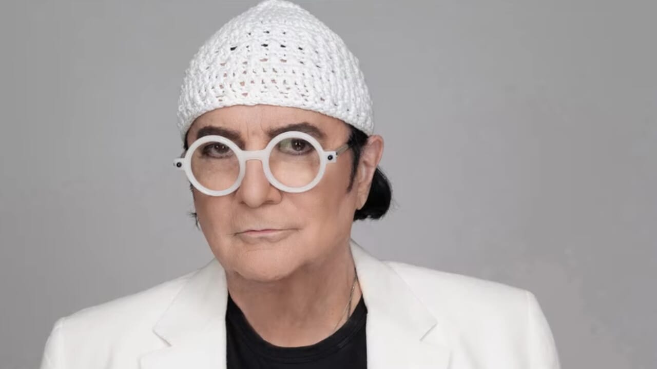 Il cantautore romano si racconta: l’amore, la solitudine, il legame con Ultimo e una stoccata ironica alla politica. “La paura della morte? Più perdi, meno temi”.