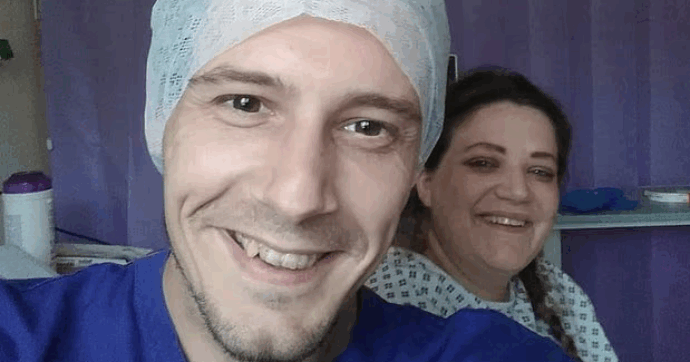 Steve Burrows, padre di quattro figli, ha ignorato i sintomi pensando a un problema di postura. In realtà era un tumore al retto in fase avanzata.