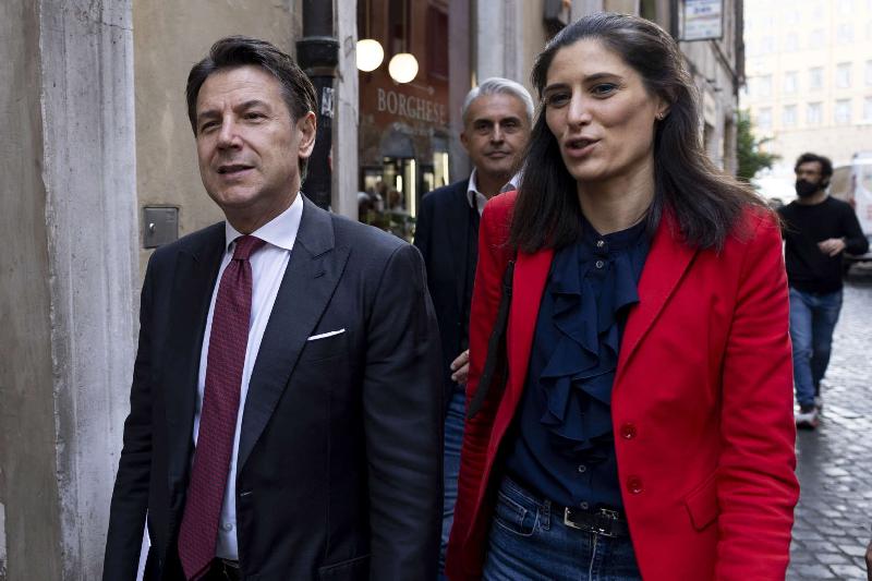 Tensione altissima tra Chiara Appendino e Giuseppe Conte: la vicepresidente accusa il leader di subalternità al Pd e minaccia di lasciare il suo incarico.