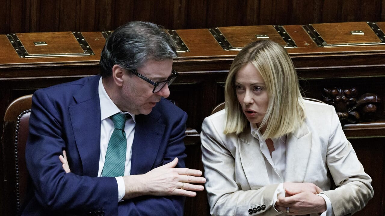 La legge di bilancio è pronta ma il nodo pensioni divide il governo: la Lega vuole bloccare l’aumento di tre mesi, mentre Fratelli d’Italia e Forza Italia temono effetti sui conti.