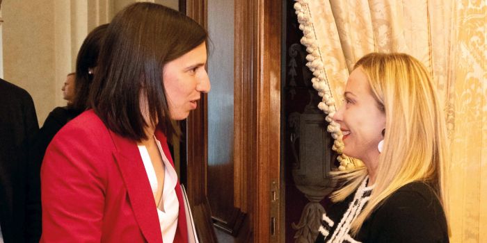 Coincidenza ad alta quota: Meloni, Schlein, Tajani, Fratoianni e Bonelli sullo stesso volo verso la Calabria, tra sorrisi, dialoghi politici e clima insolitamente cordiale.