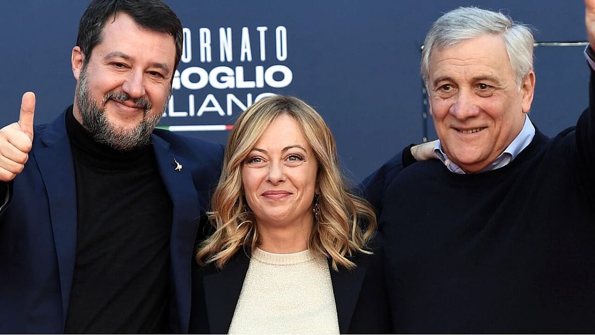 A Napoli, il centrodestra unito chiude la campagna elettorale in Calabria con un comizio acceso a sostegno di Edmondo Cirielli, tra attacchi a Vincenzo De Luca e Roberto Fico.