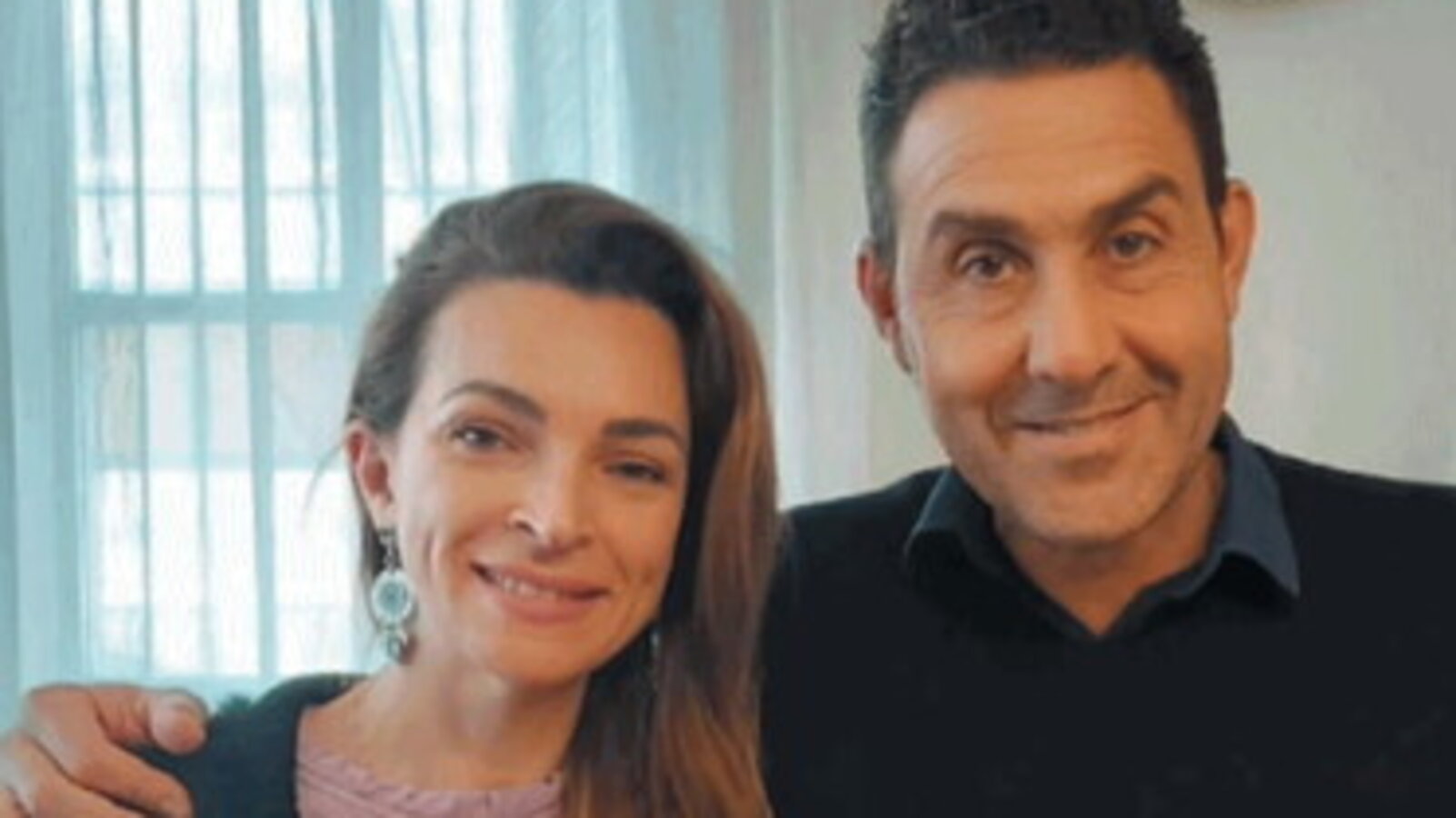 A Marina di Grosseto, Camelia Mihailescu difende il marito Roberto Vannacci, racconta la vita familiare e sostiene il progetto politico nato da Il mondo al contrario.