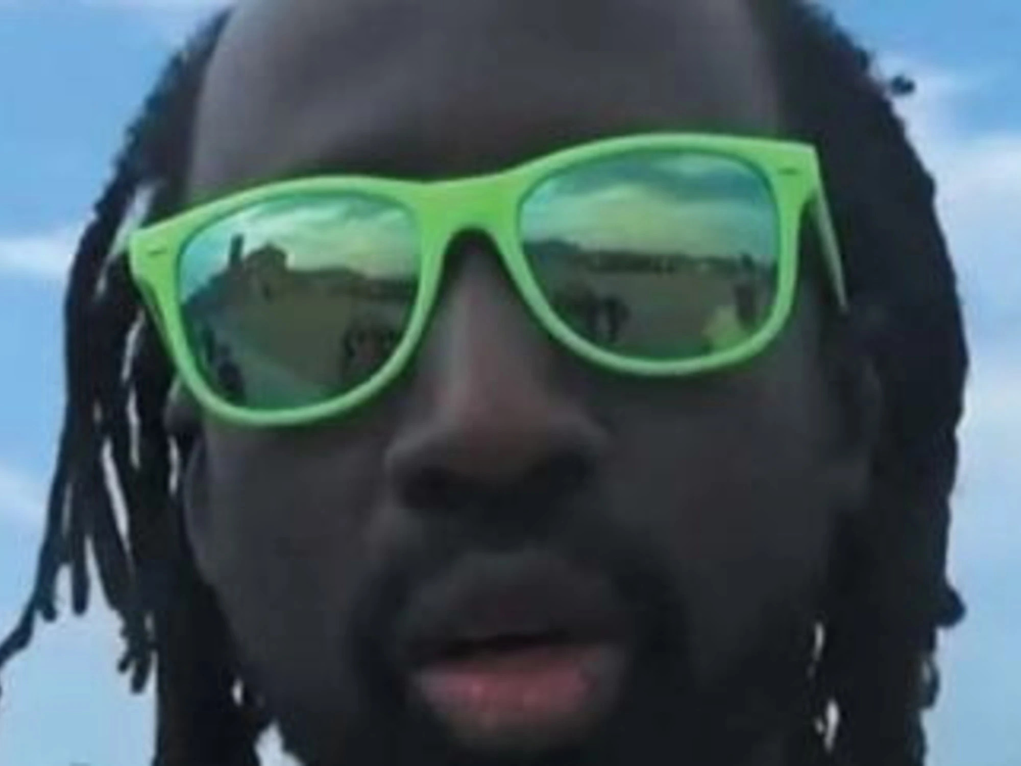 Il padre di Mia Bintou Diop è stato sorpreso in un alloggio popolare occupato per anni: la vicenda solleva interrogativi politici e amministrativi.