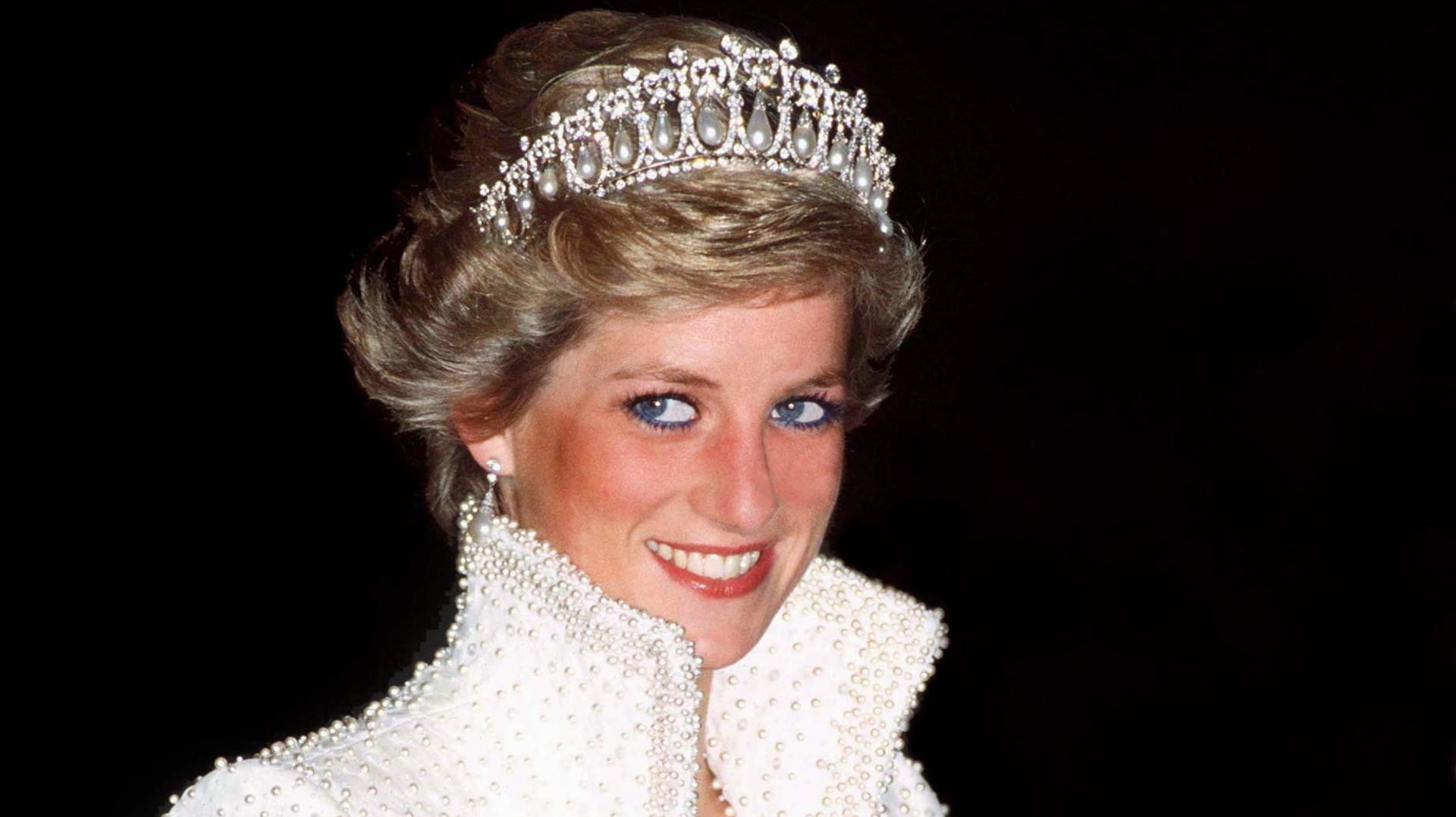 Le rivelazioni dell’ex giornalista Andy Webb: bugie, manipolazioni e un’intervista che avrebbe isolato Lady Diana fino a renderla vulnerabile alla tragedia.