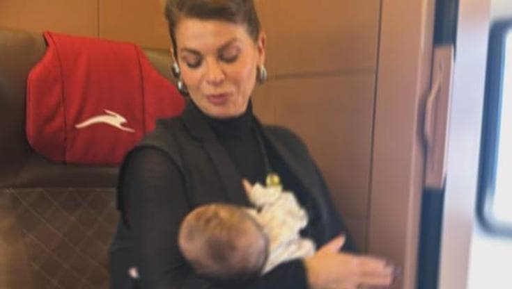 Alessandra Amoroso ricompare sui social mentre culla la figlia Penelope, la foto è di Emma Marrone